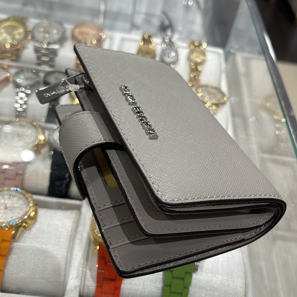 MICHAEL KORS Medium Saffiano Leather Bifold Zip CN Wallet
PEARL GREY
NWT - Picture 11 of 16